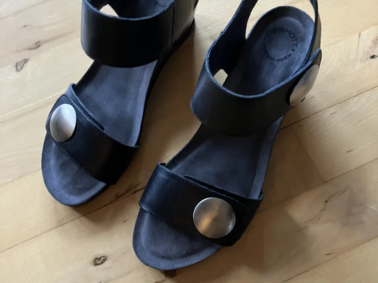 Billede 1 - Cashott Casava Button Sandaler.
