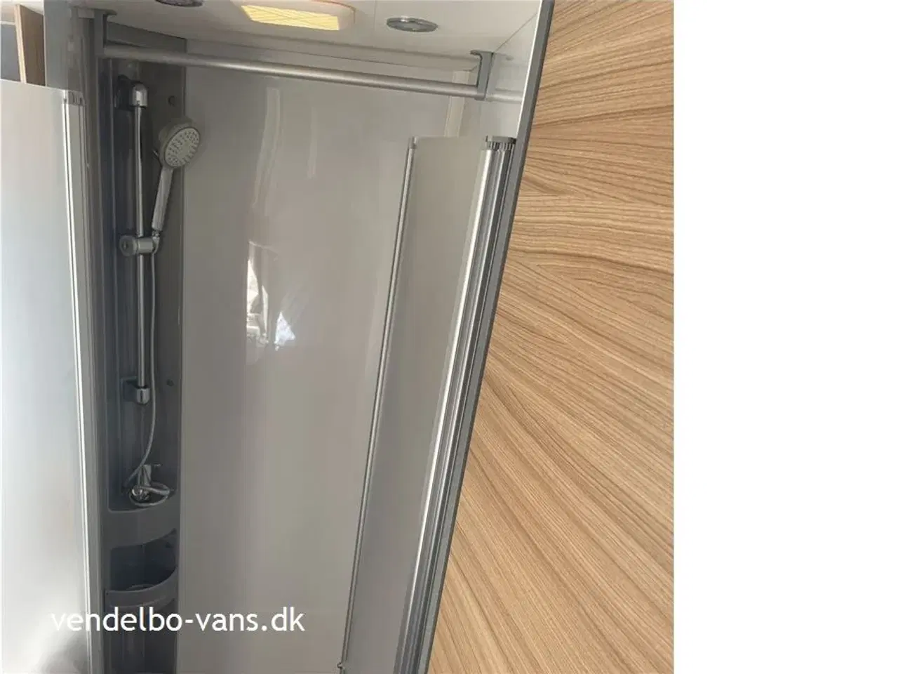 Billede 13 - 2026 - Dethleffs Just T 7052 EB - 90 Year   Enkeltsenge med 150 mm tyk 7-zoners madrasser i klimaregulerende materiale og gode liggemål på hele 215 cm