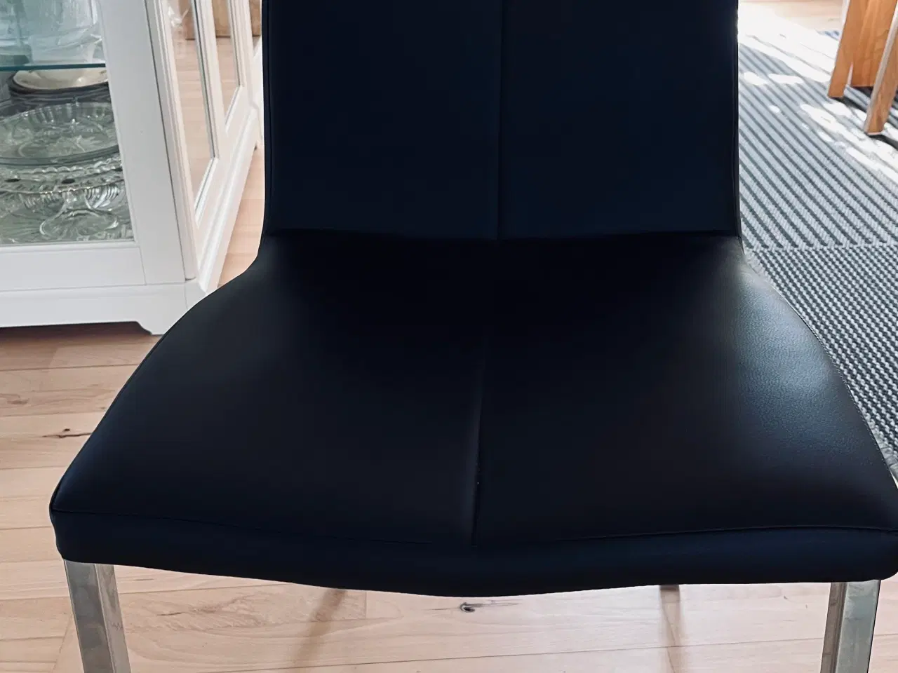 Billede 3 - Spisebord og stole 