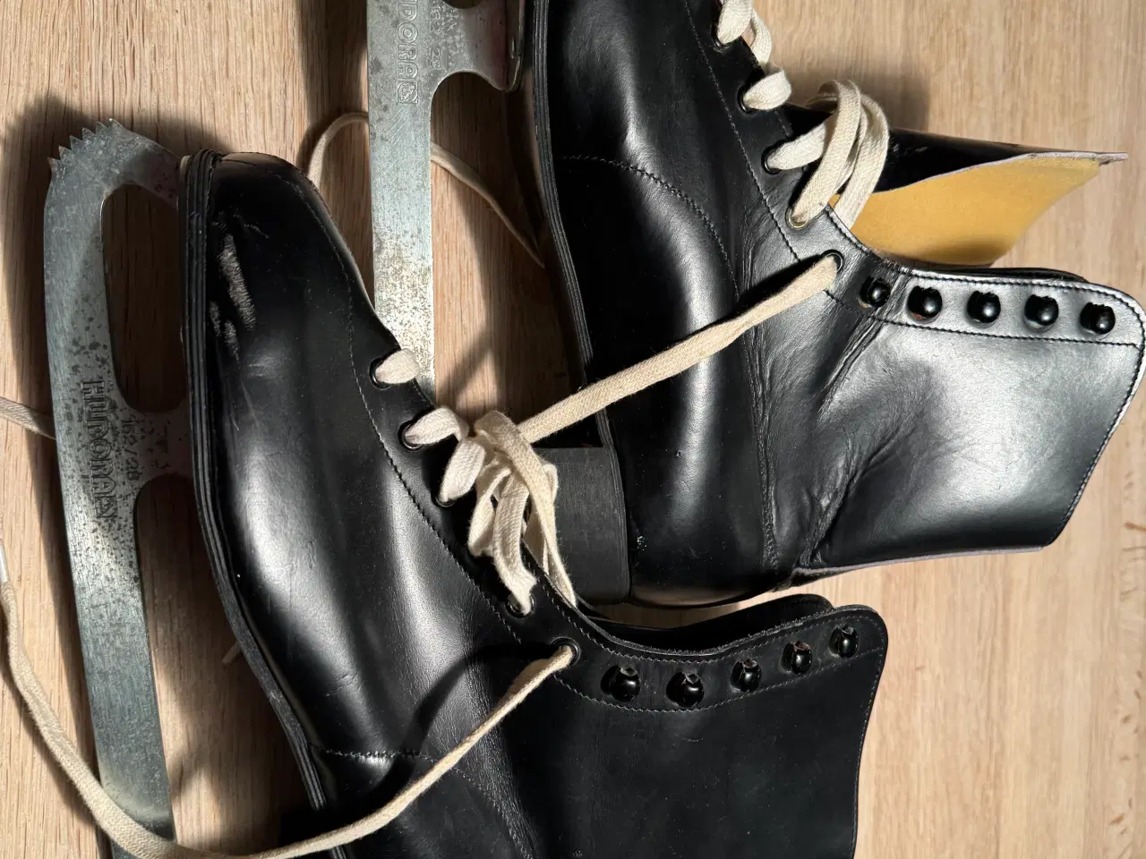 Billede 1 - Sorte kunstskøjter til salg ved Århus/Lystrup  41