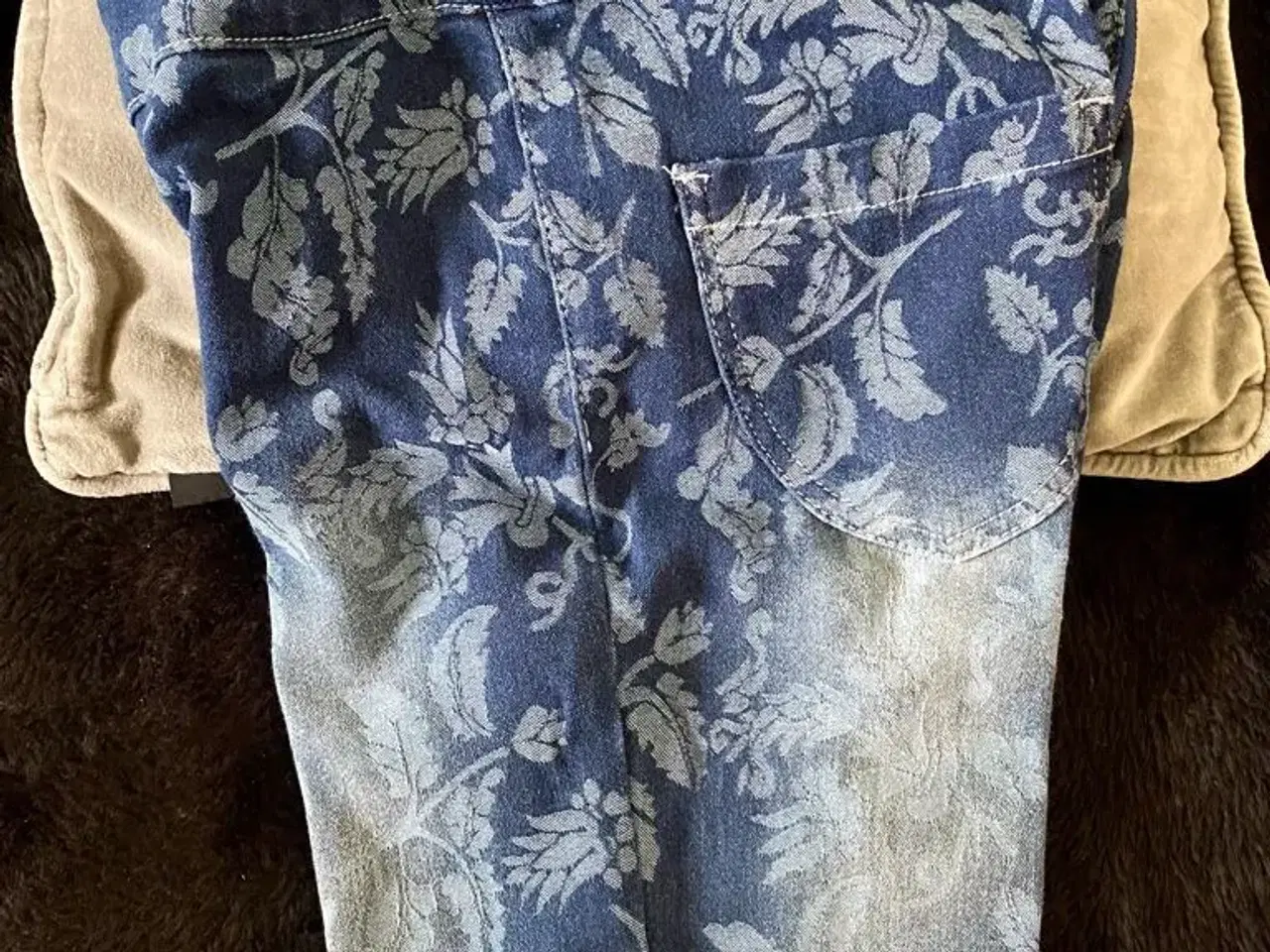 Billede 7 - Blomstret jeans til salg