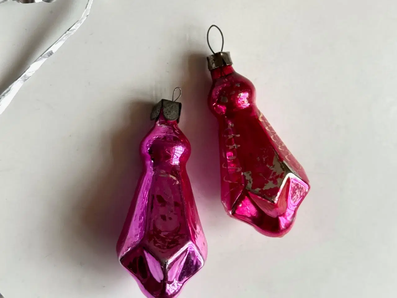 Billede 3 - Kantede pink ornamenter, 2 stk samlet