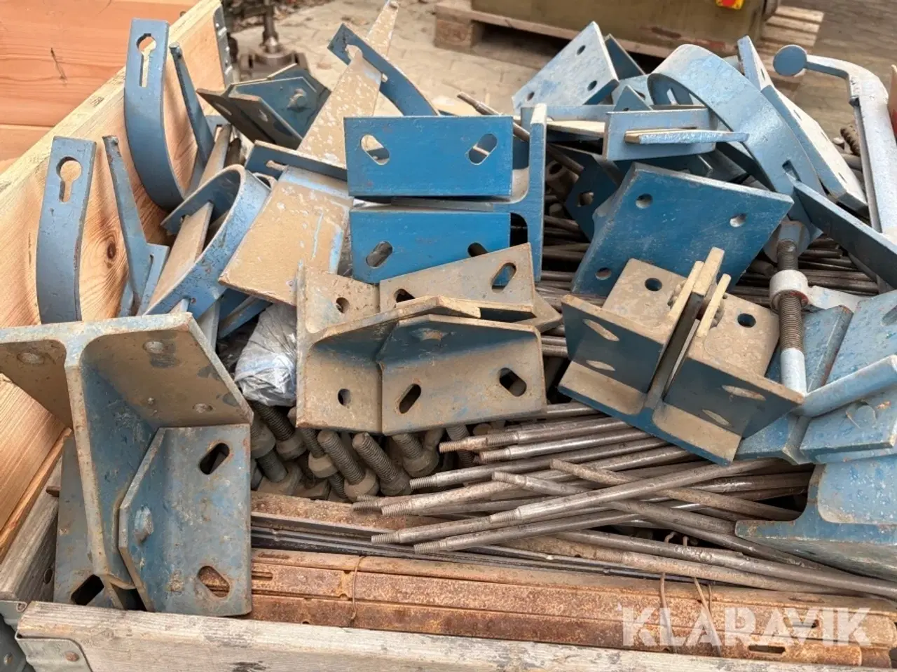 Billede 4 - Assorteret jern og træskafter - 2 paller