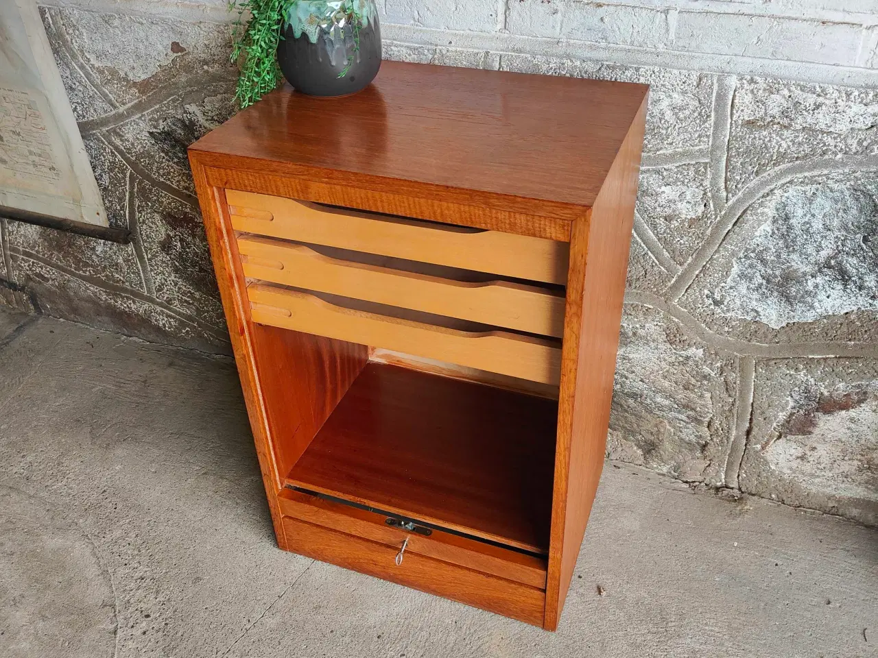Billede 4 - Lille fin jalousiskab i teaktræ med udtræksskuffer