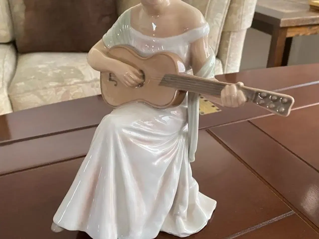 Billede 1 - Kvinde med guitaren  1684
