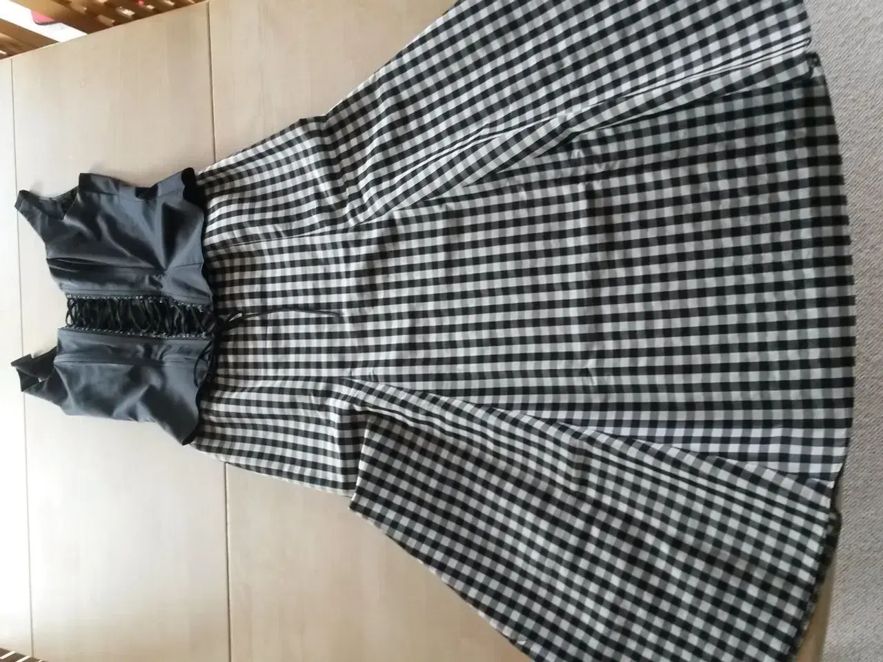 Billede 3 - Kjole (nederdel og corsage)