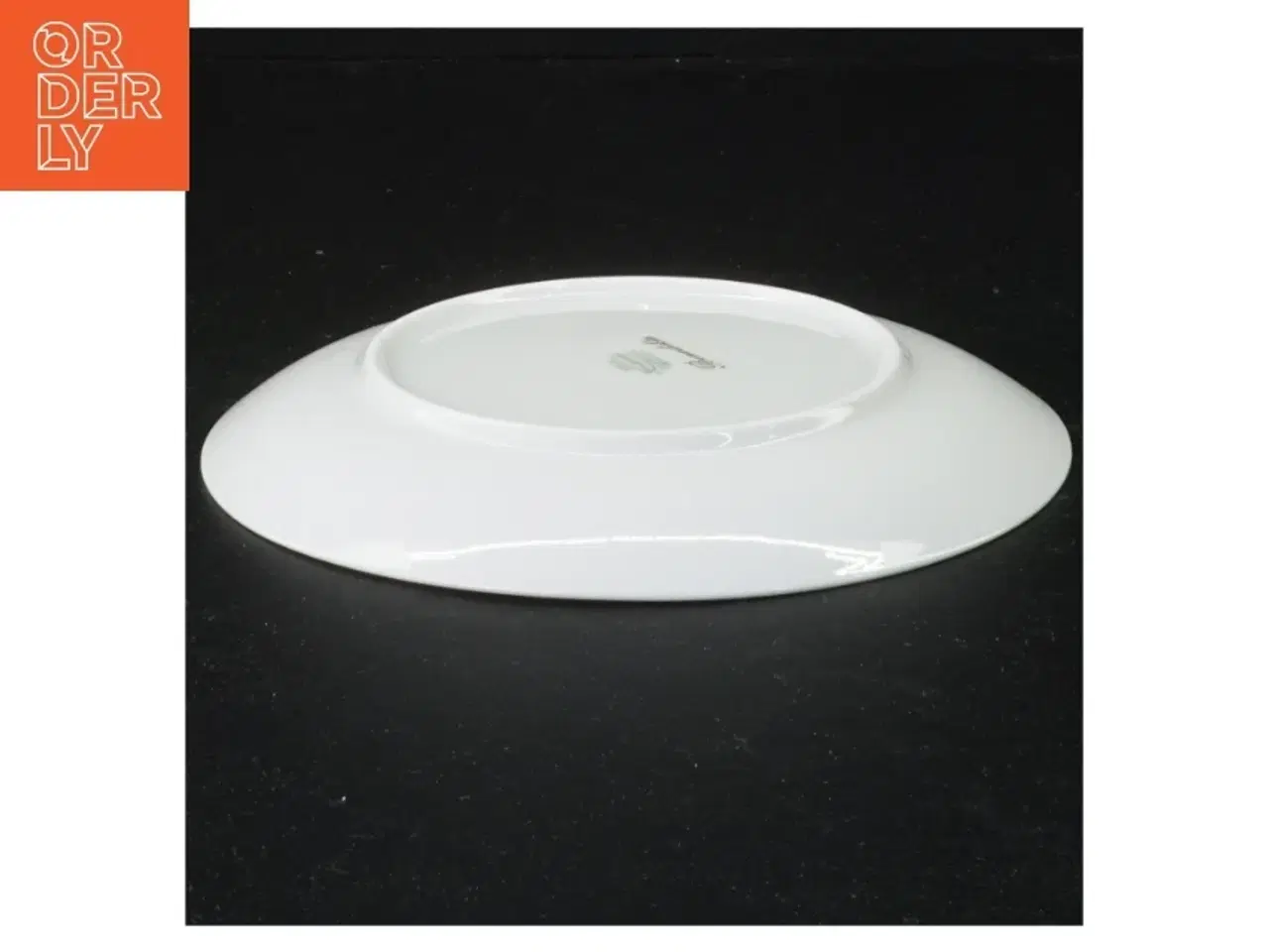 Billede 2 - Porcelænstallerkener med blomsterkant fra Benedikte (str. Diameter 17 og en halv cm)