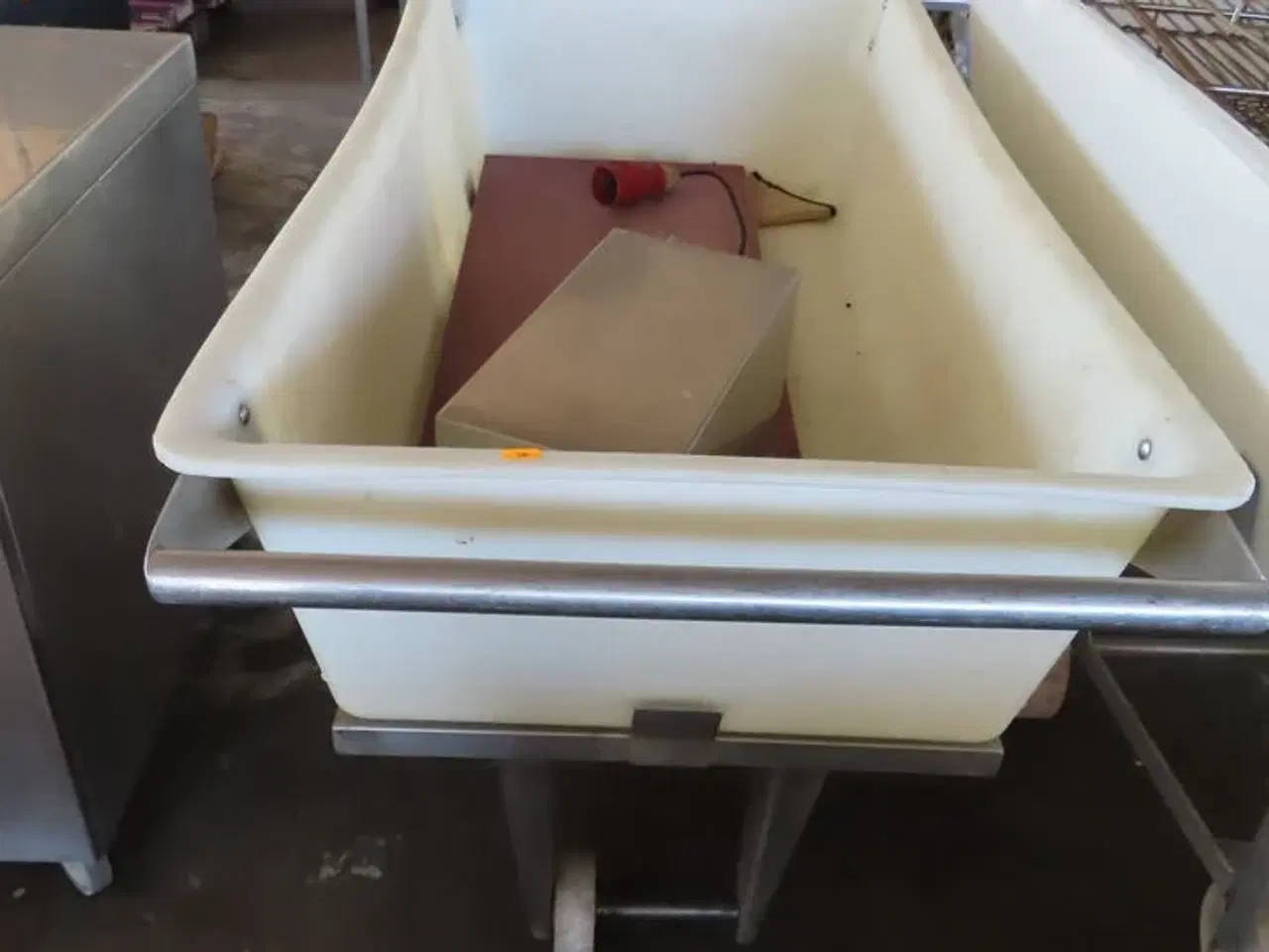 Billede 2 - Plastkar på stålvogn inkl. Indhold
