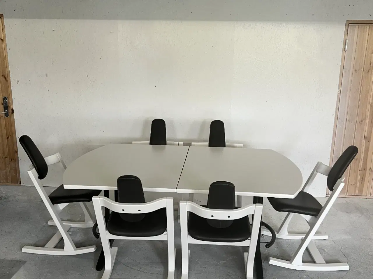 Billede 1 - Stokke spisebord og 6 stole 