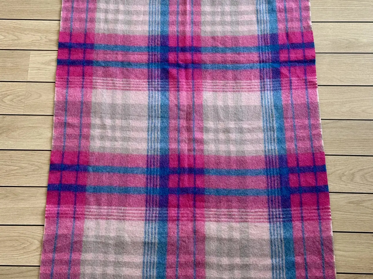 Billede 4 - To ubrugte flotte halstørklæder af uld og bomuld