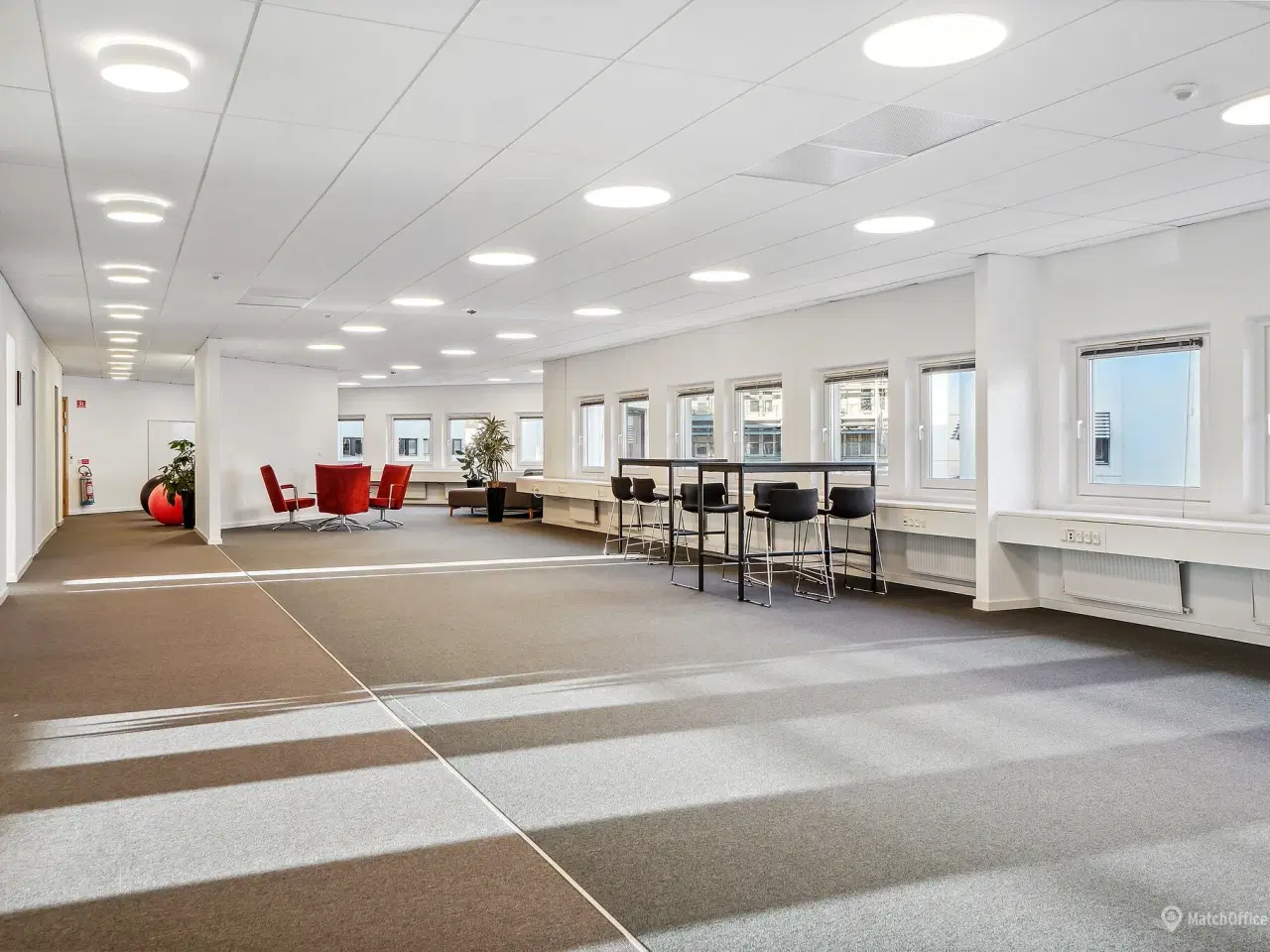 Billede 9 - Lyse og indbydende kontorlokaler med lyse trægulve