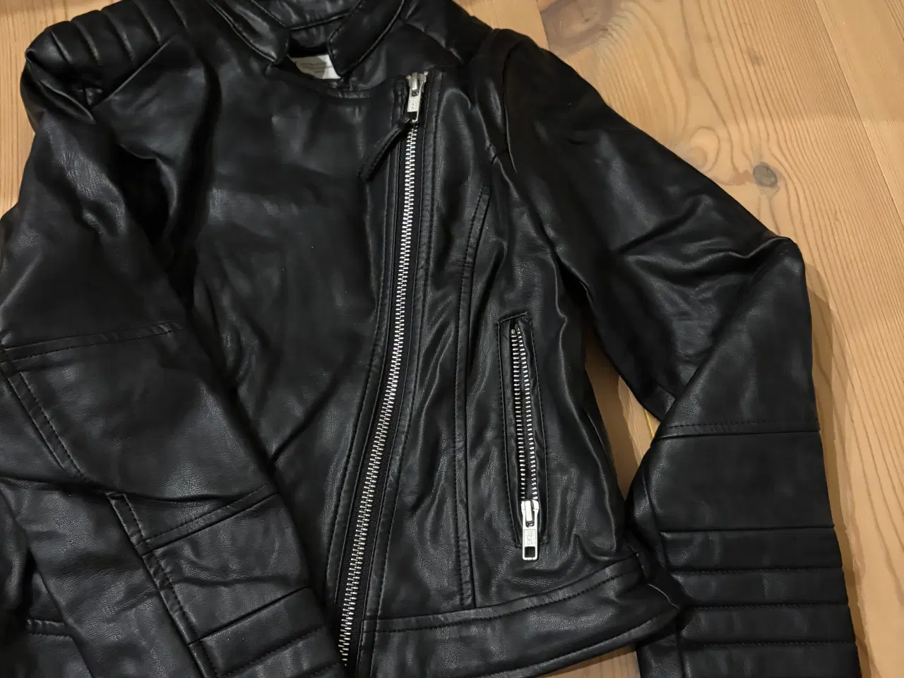 Billede 1 - Gratis Jakker til pige 7-8 år