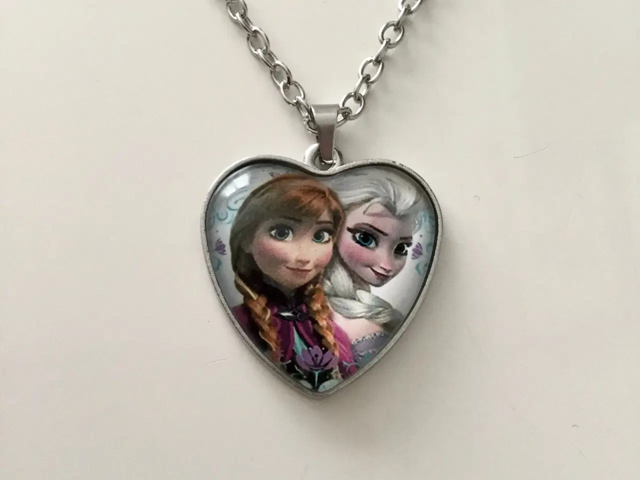 Billede 9 - Frost halskæde med Elsa og Anna hjertehalskæde 