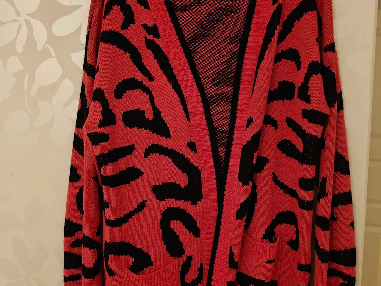 Billede 1 - Helt ny lang cardigan, mønstret i sort/ pink 🩷🖤