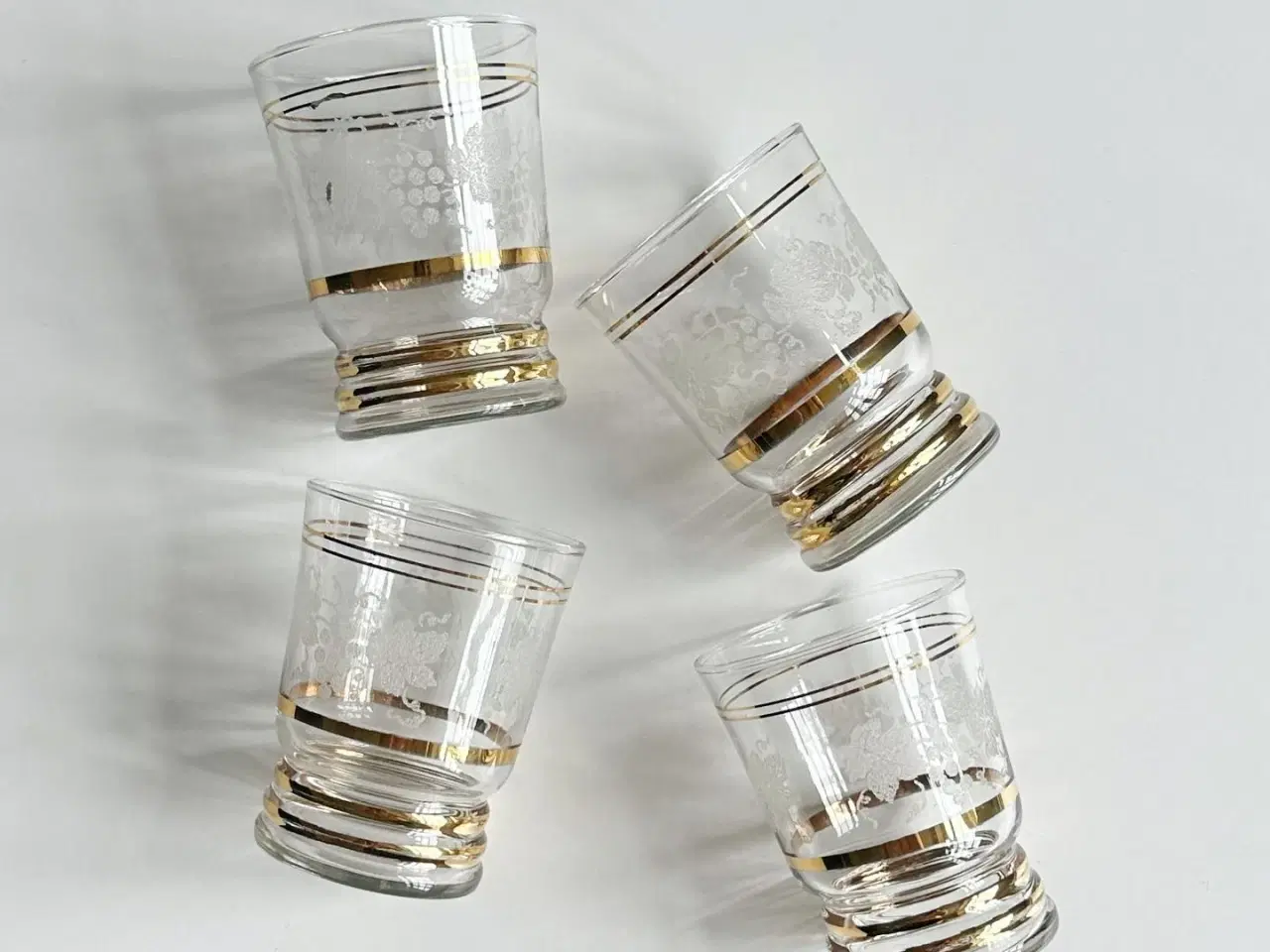 Billede 2 - Glas m sukkerglasur og guld, druemønster, 4 stk samlet