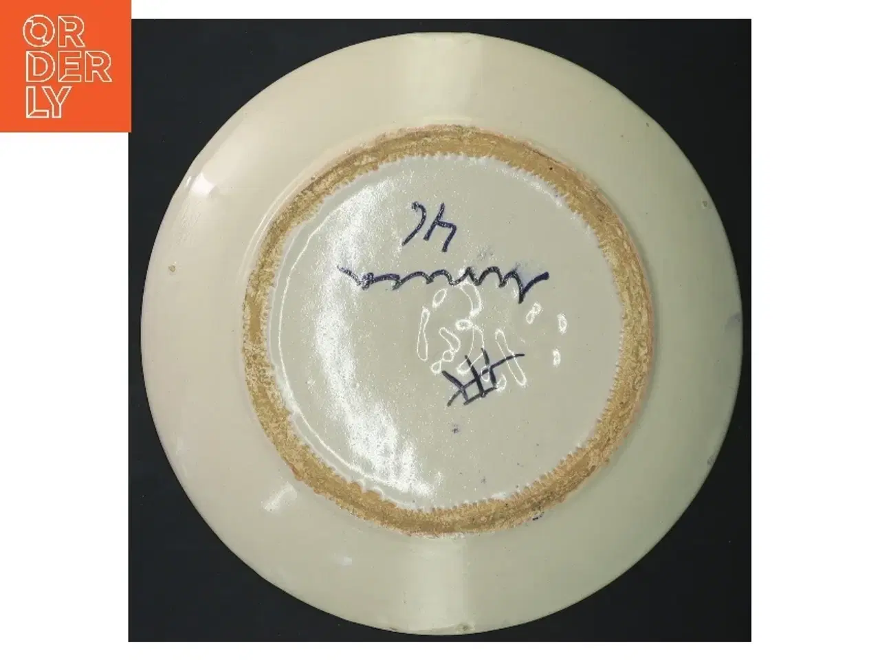 Billede 3 - Dekorativ tallerken med kunstnerisk motiv (str. Ø 23 cm)