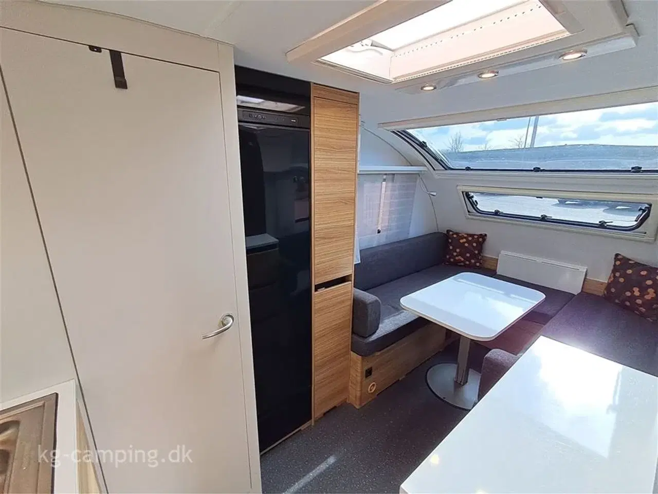 Billede 6 - 2022 - Adria Action 391 LH   Lille let rejse vogn med mover og solsejl. Står yderst velholdt. Alle service overholdt.