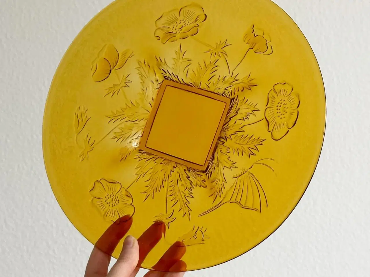 Billede 4 - Rundt glasfad m sommermotiv, ravfarvet