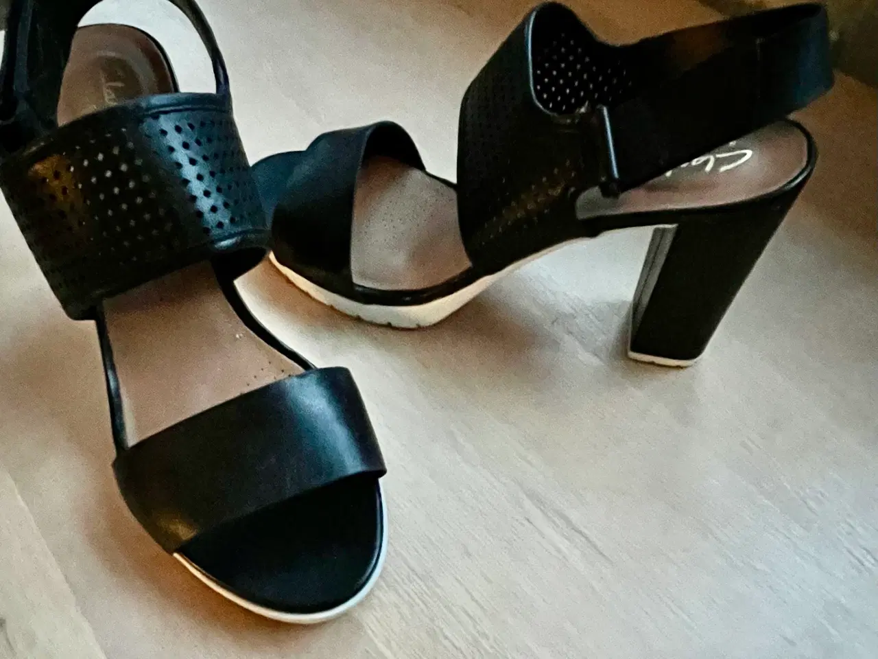 Billede 1 - Høje sandal sko