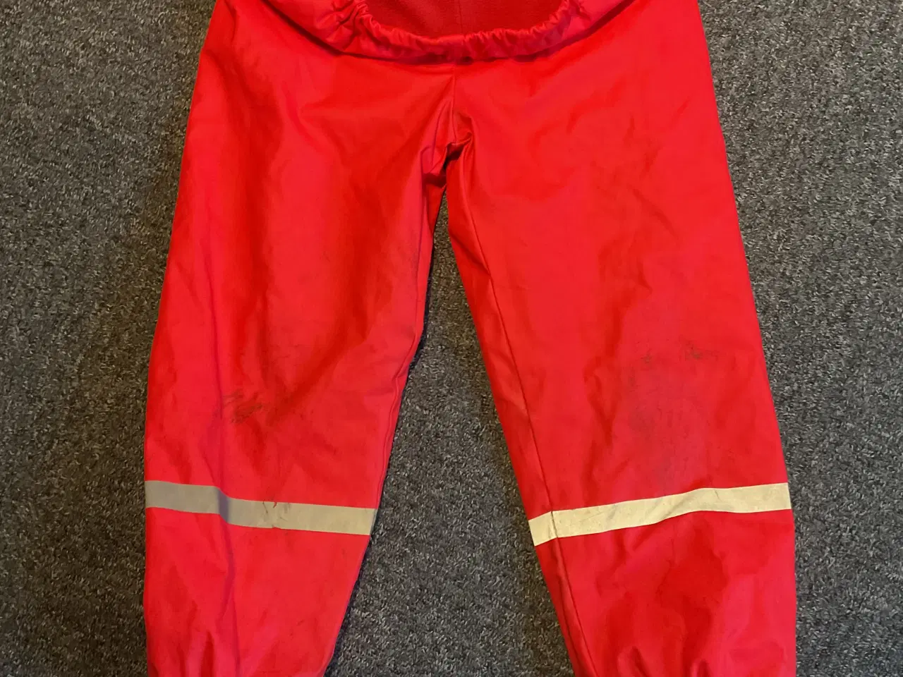 Billede 2 - TERMOTØJ og REGNBUKSER str 128