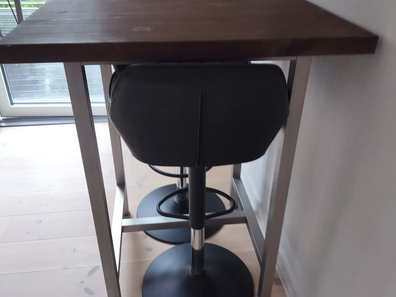 Billede 2 - Barbord med to barstole i sort og træ