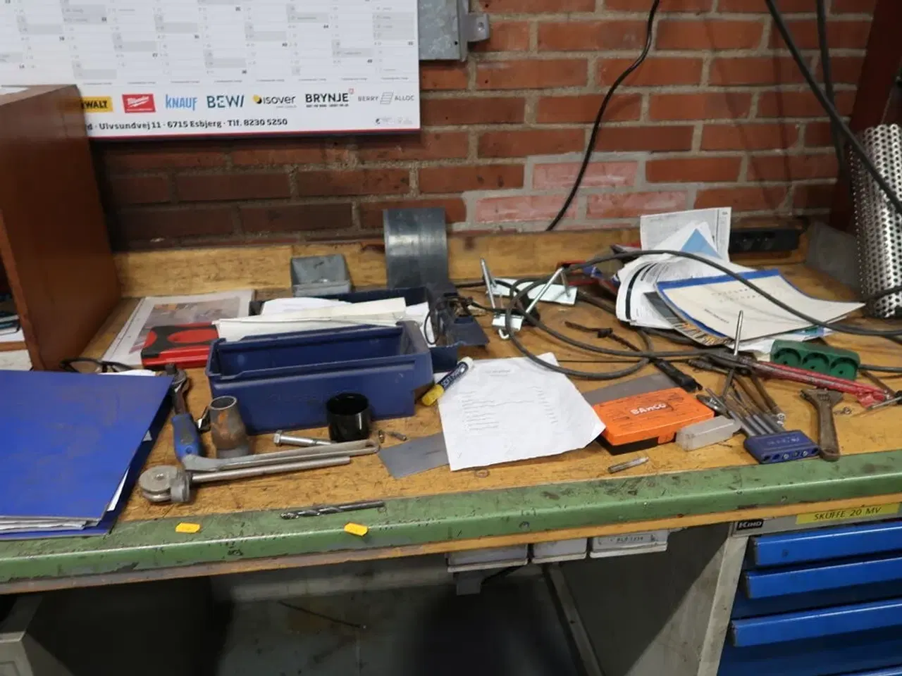 Billede 3 - Arbejdsbord med skruestik samt div. Værktøj