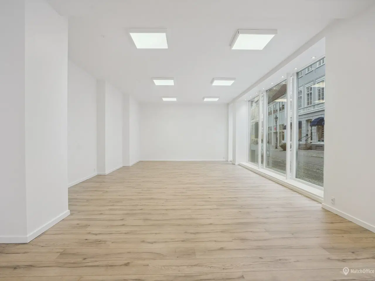 Billede 4 - Hjørnebutik på gågaden i Nyborg. Mindre butik og stor facade.