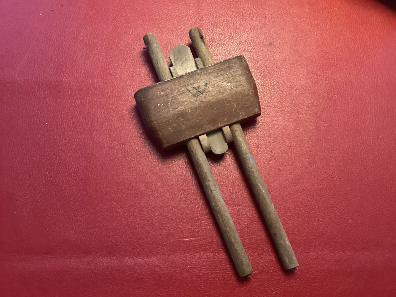 Billede 1 - Gammelt værktøj, stregmål og høvle