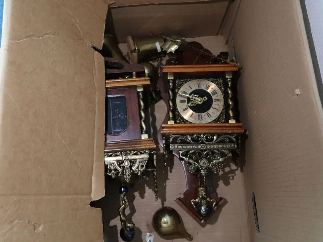 Billede 3 - Rum med indhold bl.a. seng, div. Skabe, maleri, vægure m.m.