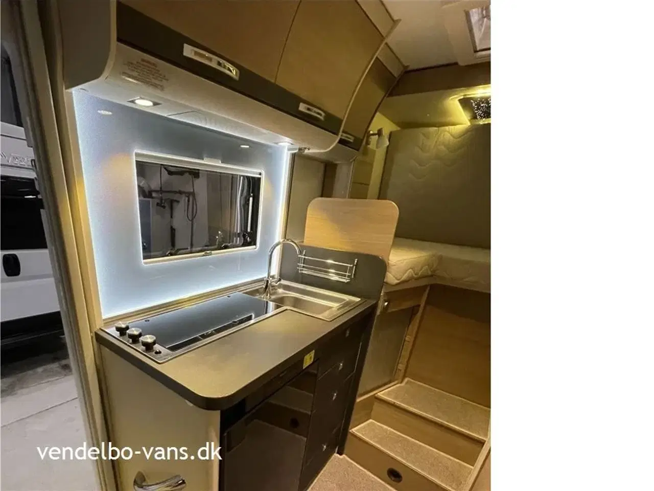 Billede 23 - 2018 - Adria Compact SLS   Smal camper på under 6 m længde - tryk på knappen og den vokser!