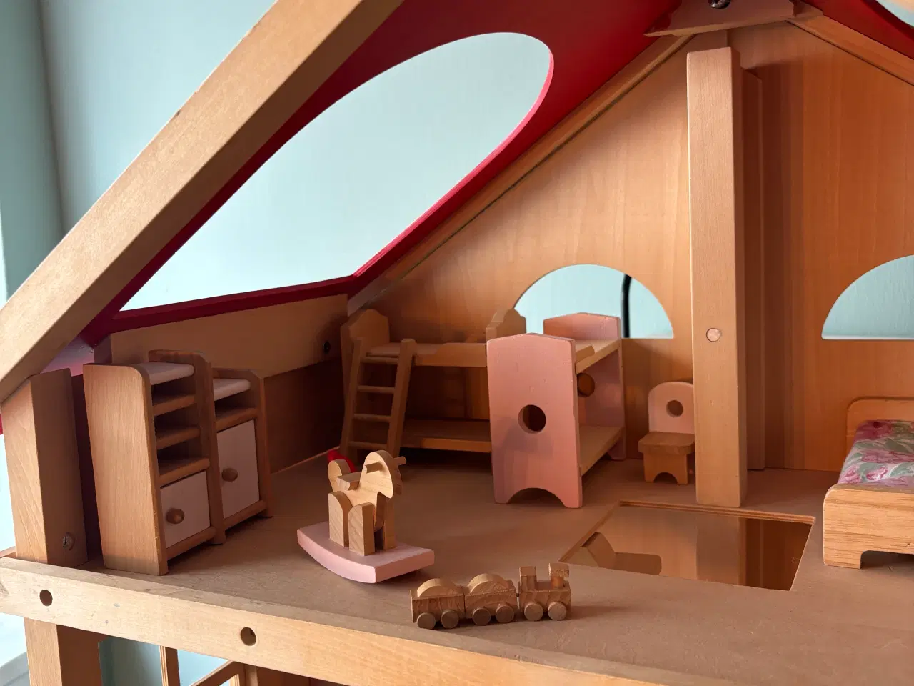 Billede 4 - Skønt stort dukkehus i træ med masser af tilbehør