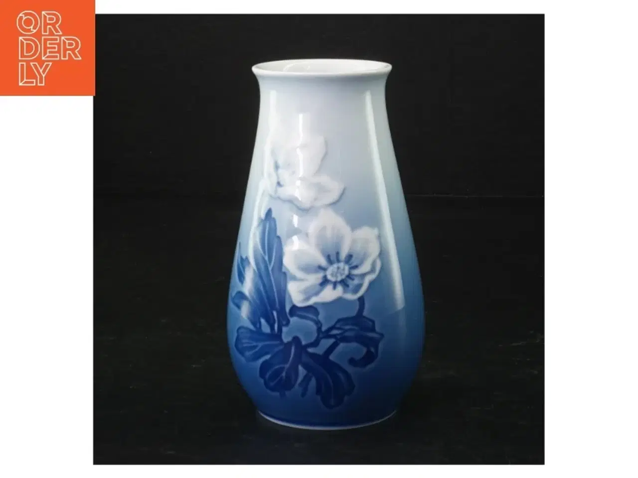 Billede 1 - Blå og hvid juleroseporcelænsvase fra B&G (str. H 13,5 cm)
