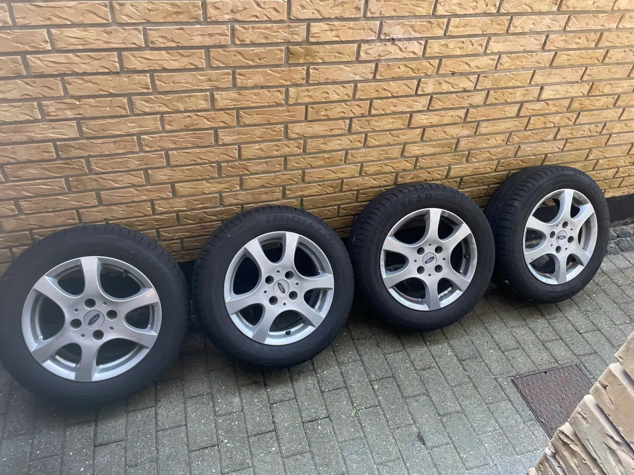 Billede 1 - Ford Alu fælge med sommerdæk
