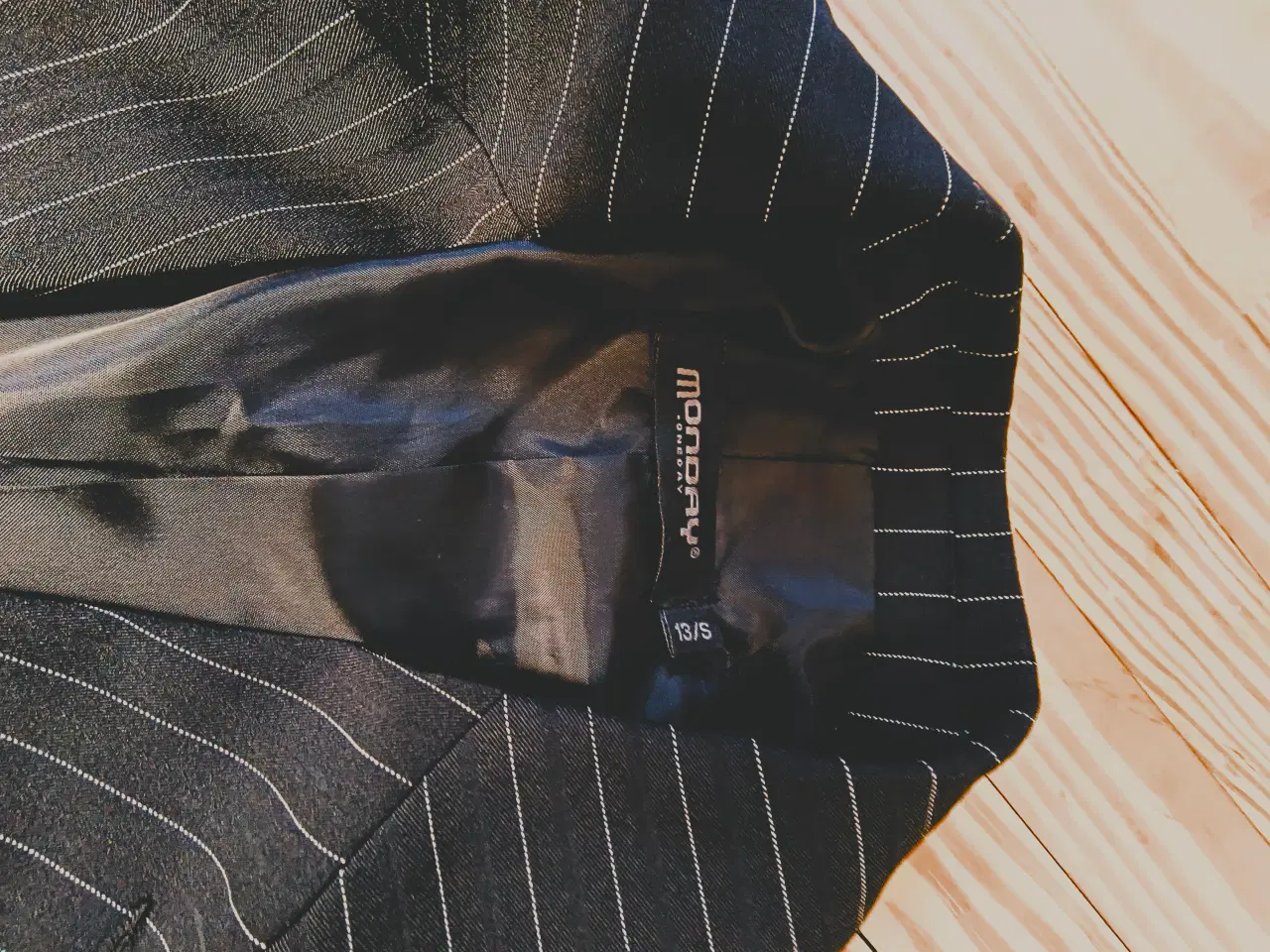 Billede 1 - Konfirmationsjakke, sort m. hvide striber