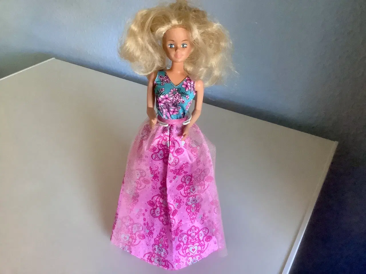 Billede 1 - Petra dukke med tøj.