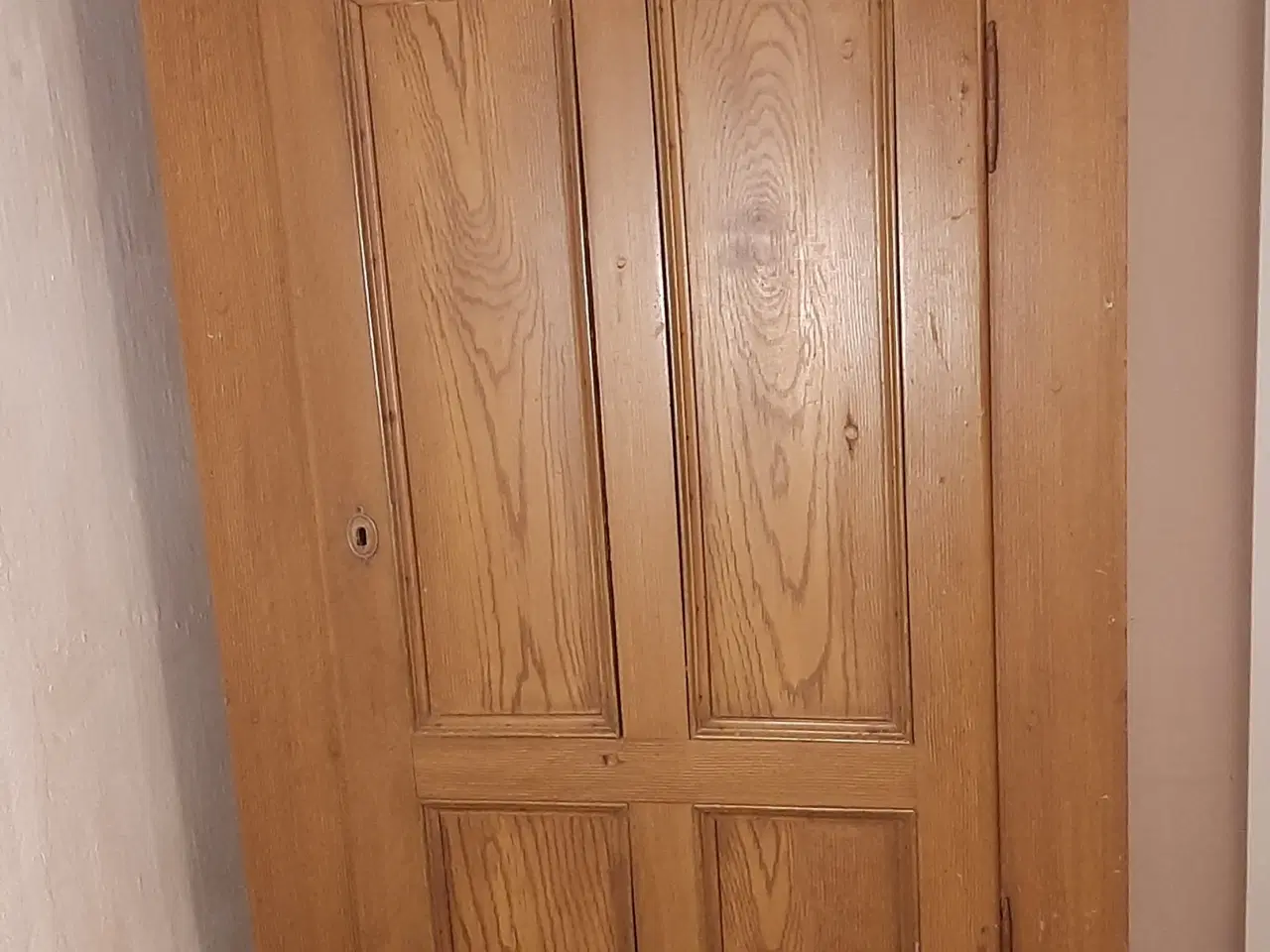 Billede 5 - Egetræs malet karlekammerskab.