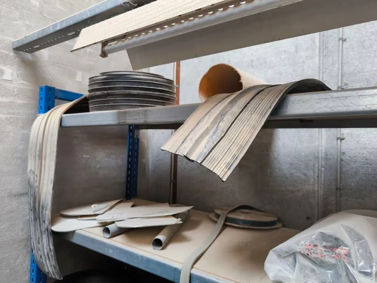 Billede 18 - Indhold på reoler