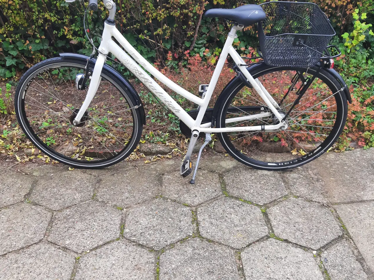 Billede 2 - Damecykel Raleigh, hvid med 7 indvendige gear.