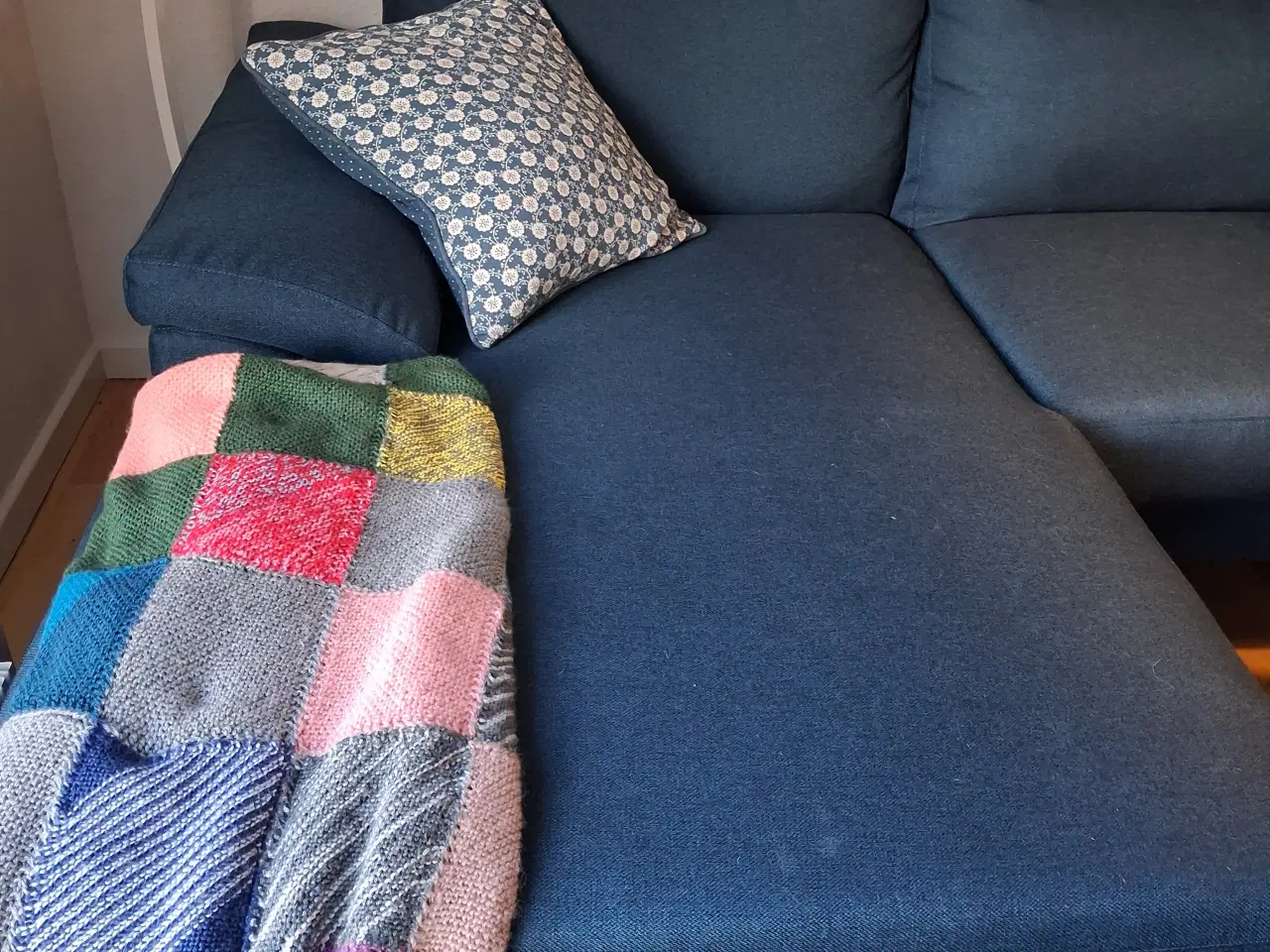 Billede 3 - Stor, blå sofa med venstrevendt chaiselong