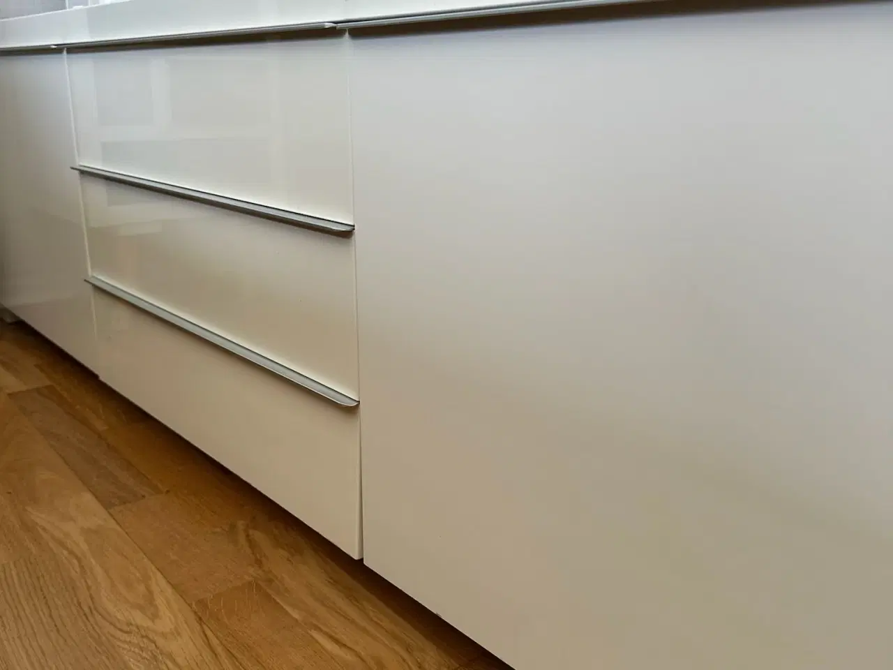 Billede 5 - IKEA tv-bord/skænk i hvid højglans med to skuffer 