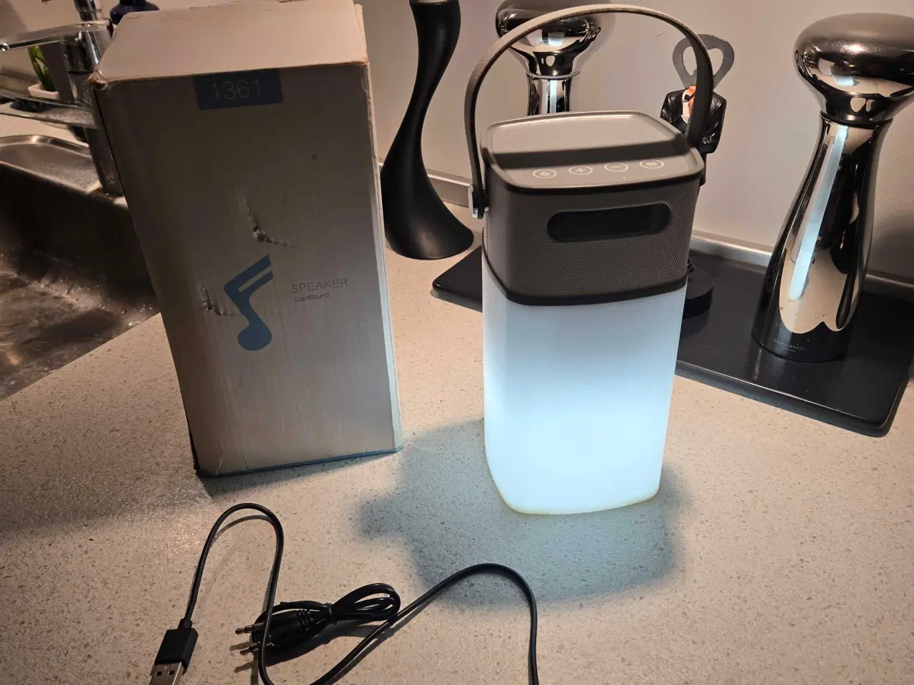 Billede 1 - Lækker højtaler med flot lys og bluetooth forbinde