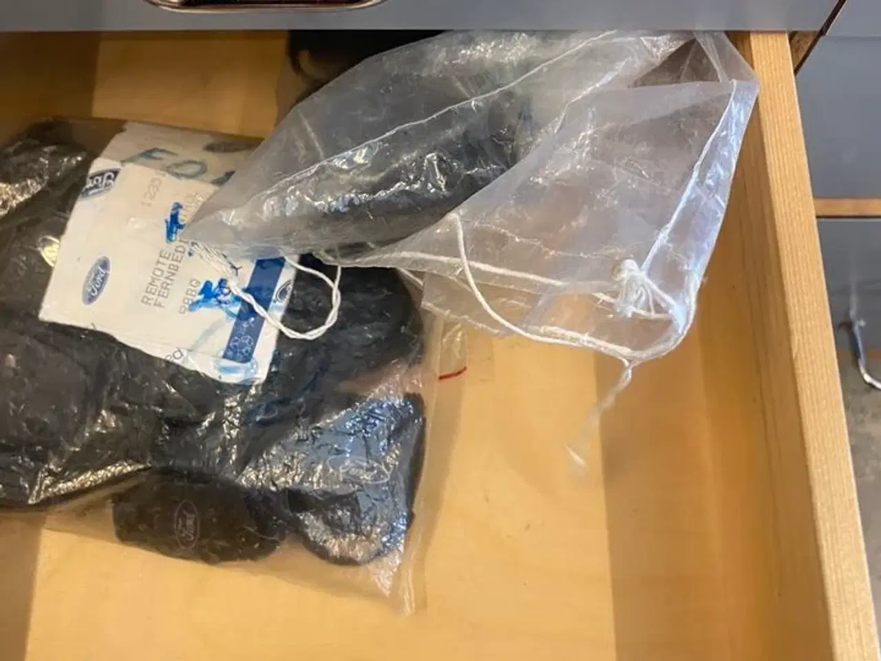 Billede 23 - Indhold i skuffer nøgler mm ( se foto)
