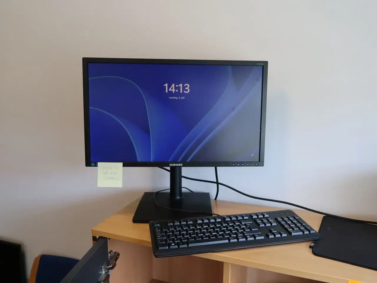 Billede 1 - Computerskærm SAMSUNG S24E450 samt tastatur