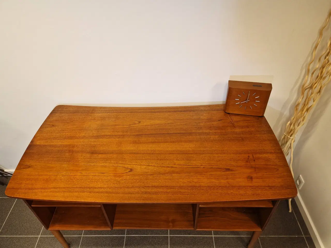 Billede 10 - Stilrent fritstående skrivebord af teak finer.