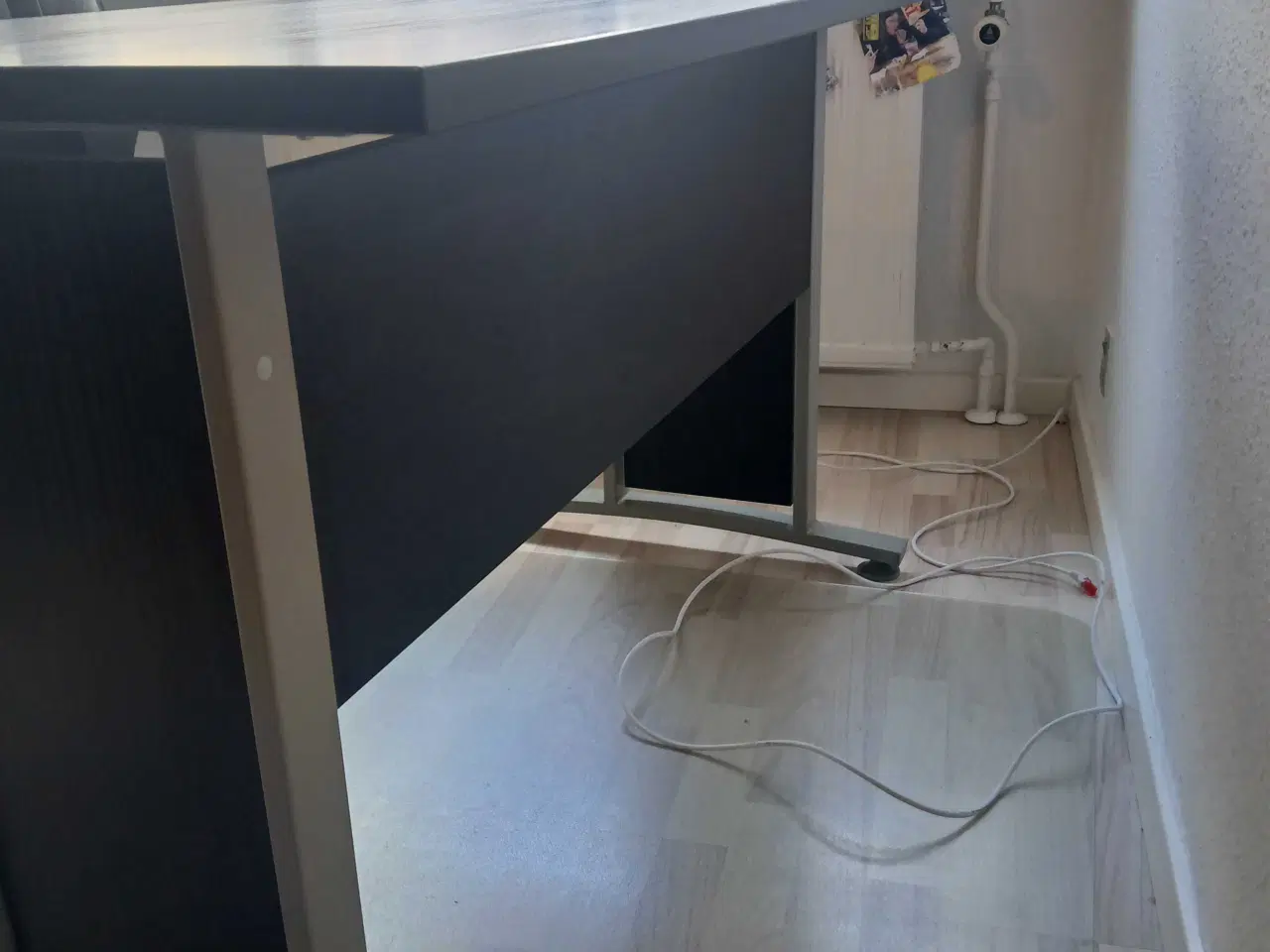 Billede 4 - Robust og solidt Skrivebord i sort træ