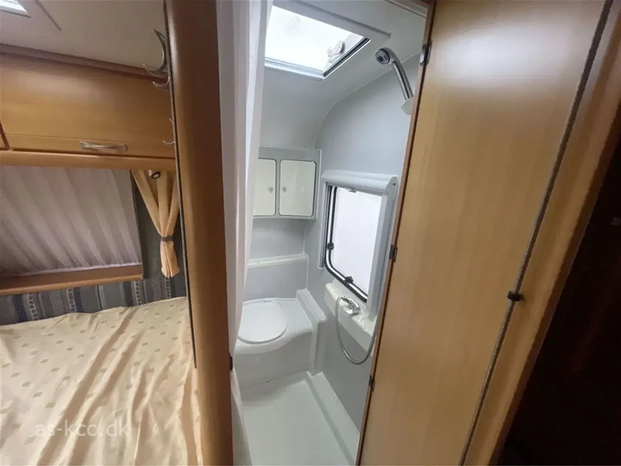 Billede 8 - 2005 - LMC Münsterland 475 RD Lmc Münsterland 475 RD årg. 2005 Med ny mover fra 2024 og markise, tæpper i vognen. 4 sovepladser, 5 siddepladser.