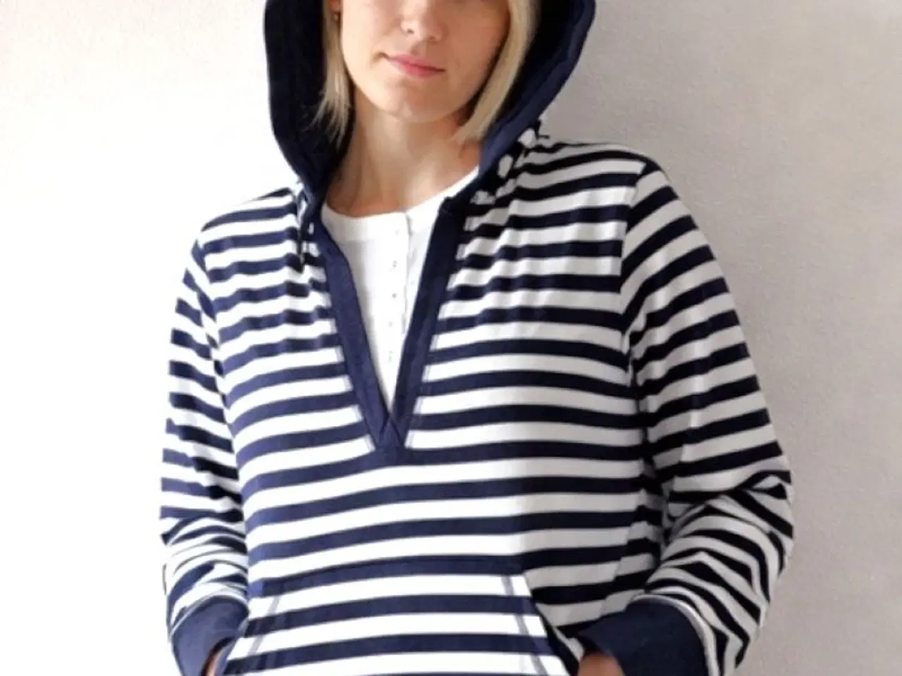 Billede 1 - Bluse med striber og hætte
