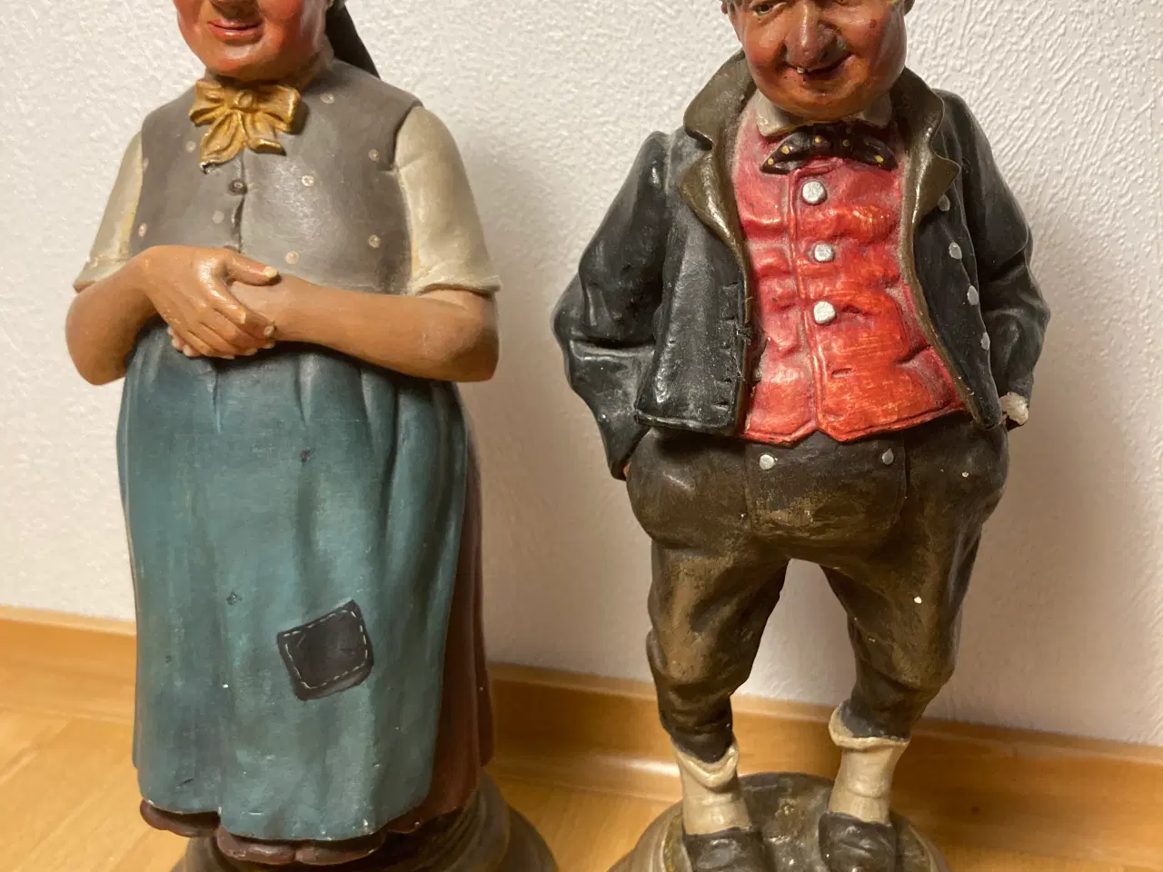 Billede 1 - 2 Figurer i gips - 29 cm høje