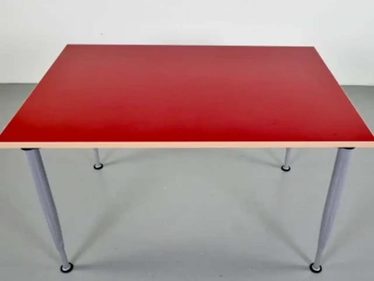 Billede 3 - Kinnarps konferencebord med rød plade på grå ben