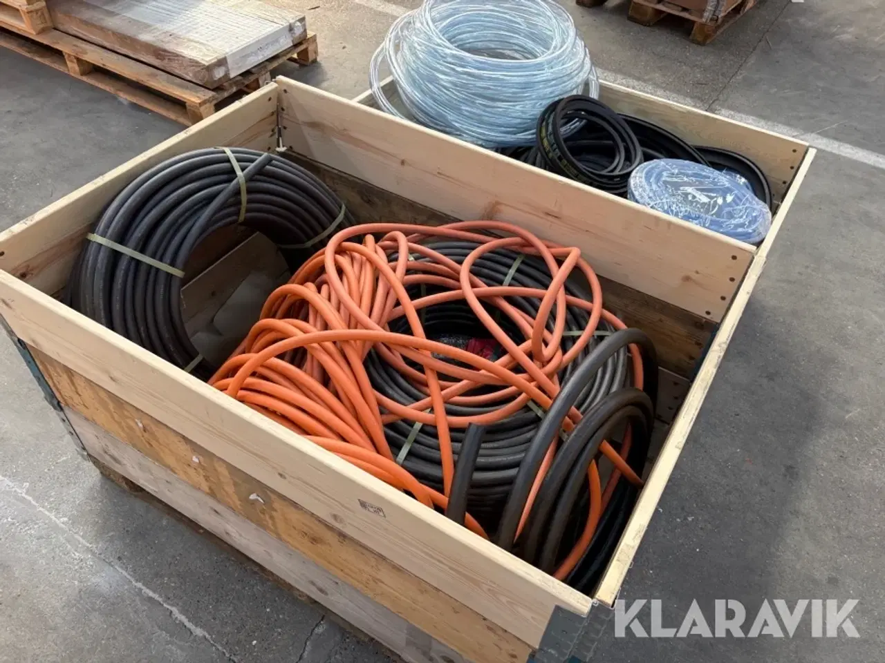 Billede 2 - Lot - Assorterede slanger, remme og øvrigt 2 paller